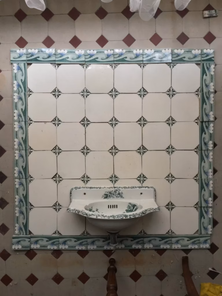 Juugendstiilis plaatide komplekt äärise ja kraanikausiga, kood P066, foto nr 1